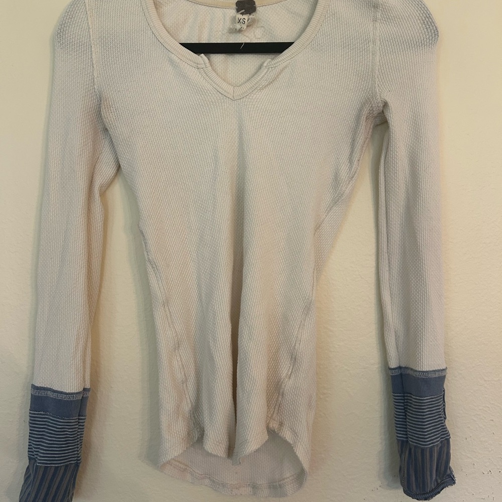 Free People White and Blue V-Neck Long Sleeve Asymmetrical Ribbed Blouse
